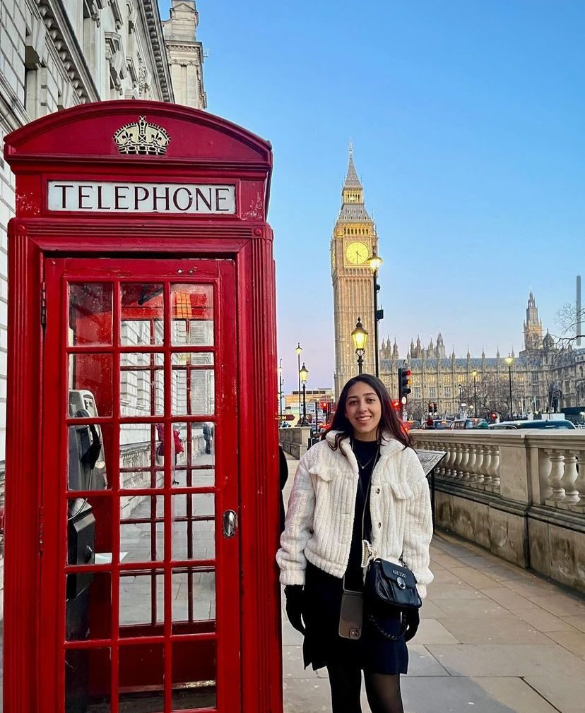 Intercambista junto a uma cabine telefônica vermelha e o Big Ben