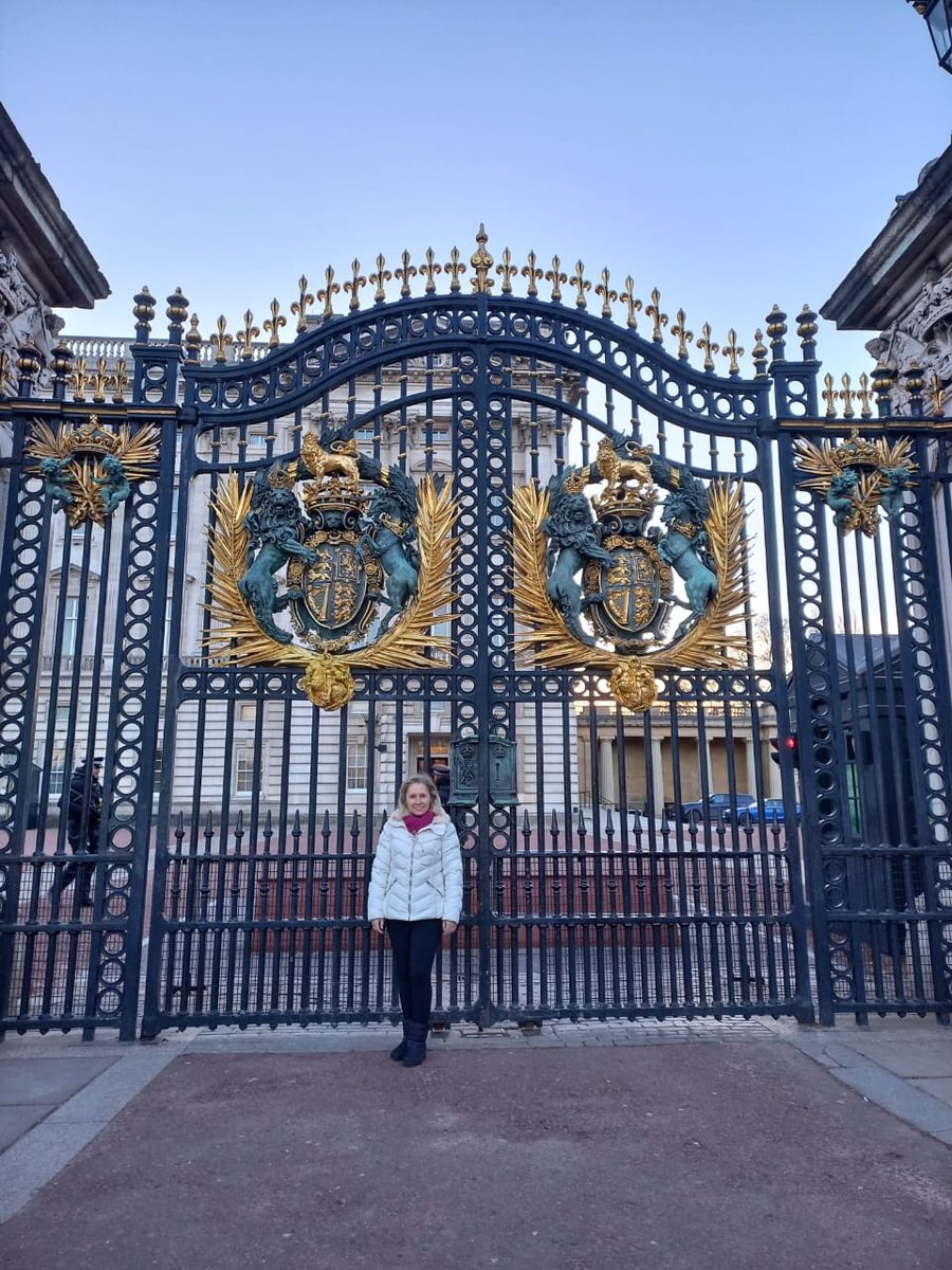 Intercambista na entrada de um palácio britânico