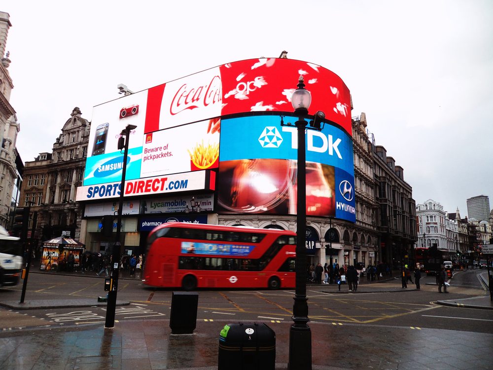 As luzes e telões de Piccadilly Circus, em Londres