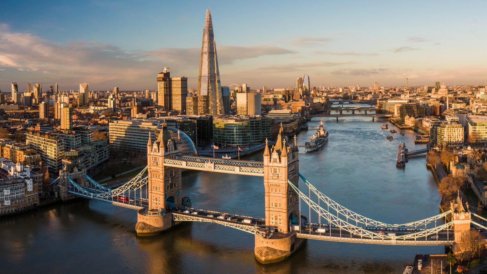 Vista aérea da Tower Bridge e do rio Tâmisa, em Londres